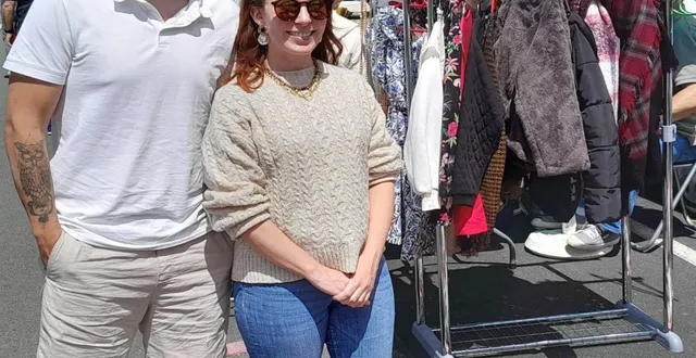 photo  laura et mathias, satisfait de cette première participation au bric-à-brac de la commune d’origine de la jeune femme.  &copy;  ouest-france 