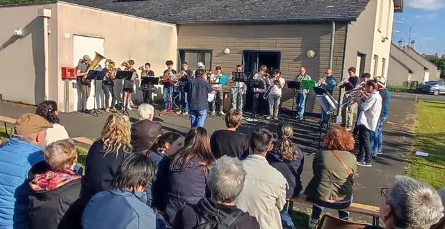 photo  les cuivres de l’école de musique ont ouvert le bal de curieuses contrées.  &copy;  ouest-france 