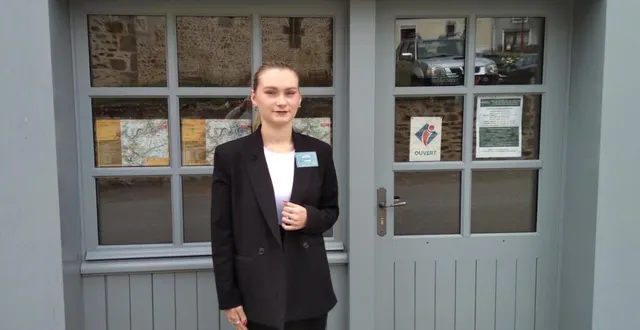 photo  virginie devant son bureau saisonnier à saint-léonard-des-bois.  &copy;  le maine libre 