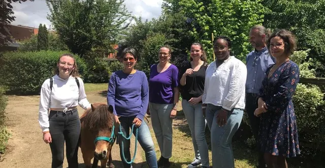 photo  tenant ultime par la bride, aurélie esnaut est entourée par les acteurs de la réussite de la journée équithérapie  &copy;  ouest-france. 