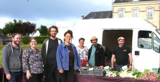 photo  tous les vendredis, les producteurs locaux se retrouvent sur le champ de foire.  &copy;  le maine libre 