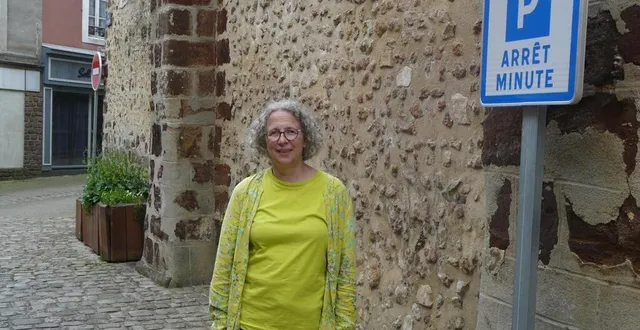 photo  lea duval devant l’un des onze arrêts minute que compte la ville.  &copy;  le maine libre 