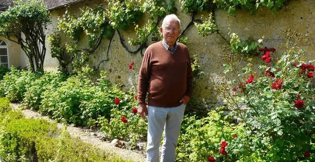 photo  bernard reignier accueille quatre artistes pour exposer chez lui et avec lui.  &copy;  le maine libre 