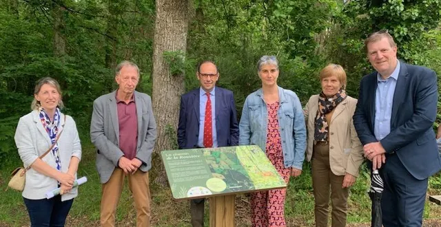 photo  les officiels ont inauguré le chemin de la rouzière à saint-ouen-en-belin.  &copy;  le maine libre 