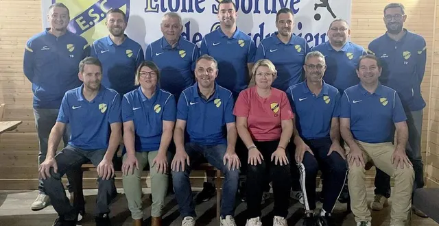 photo  des dirigeants heureux de reconstituer cinq décennies d’une belle aventure.  &copy;  le maine libre 