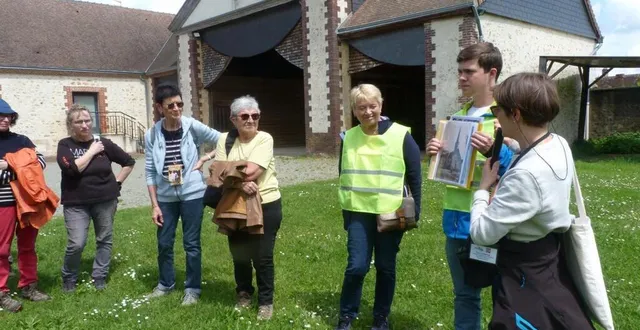 photo  sylvie lemercier à droite, guide conférencière du perche sarthois présente quelques documents pour expliquer la construction de l’église  &copy;  ouest-france 