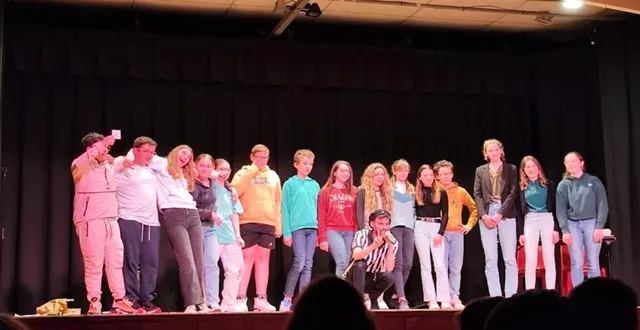 photo  les 15 élèves de l'atelier théâtre du collège jean--moulin ont régalé leur public avec une performance slam sur la mort.  &copy;  ouest-france 