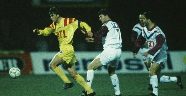 photo  le 12 février 1994, zidane (ici face à marc maufroy) et les bordelais affrontent les mucistes. le match sera épique.  &copy;  archives le maine libre-denis lambert 