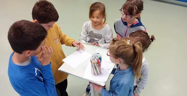 photo  parmi les épreuves des olympiades de la lecture, les écoliers devaient écrire de leur mauvaise main.  &copy;  école maurice-cantin 