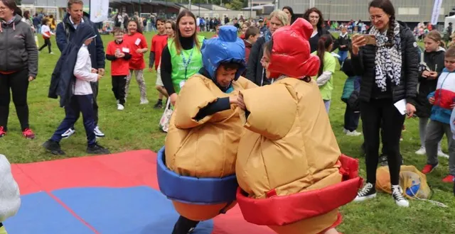 photo  à l’image de ces deux enfants s’essayant au sumo, les écoliers ont pris de plaisir à découvrir de nouvelles activités, ce mardi 28 mai, au lion-d’angers, à l’occasion du passage de la flamme olympique.  &copy;  ouest-france 
