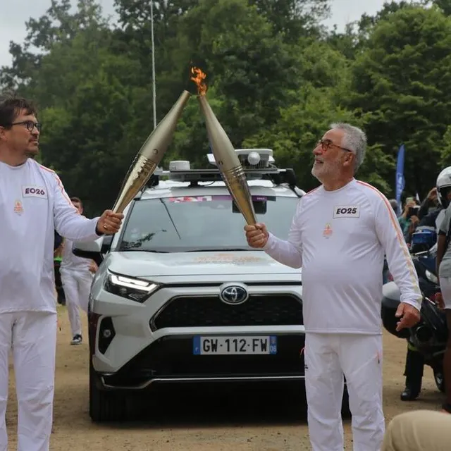 photo le passage de la flamme entre deux relayeurs, sur le site de l’hippodrome du lion-d'angers.  ©  ouest-france