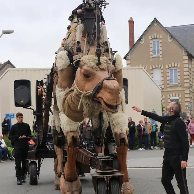 photo « chamo », de la compagnie paris-bénarès, a particulièrement impressionné le public du centre-ville du lion-d'angers, ce mardi 28 mai 2024.  ©  ouest-france