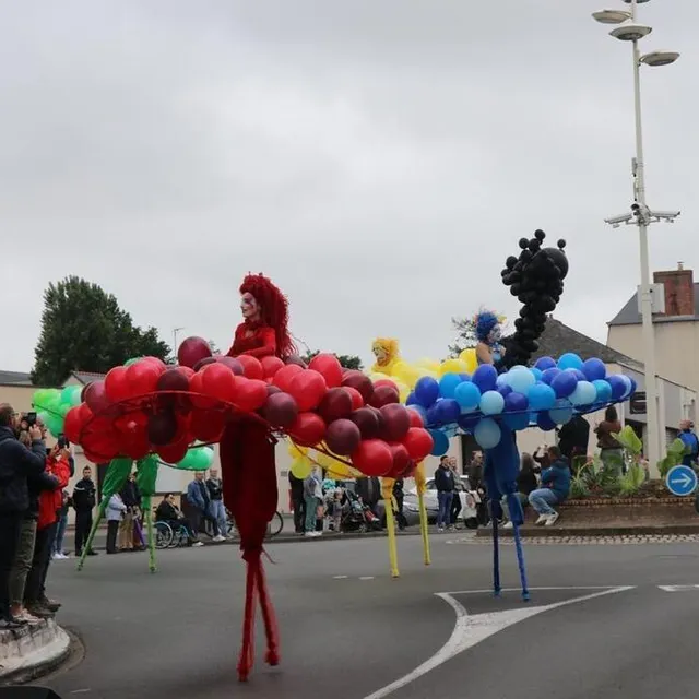 photo les « femmes ballon s » de mademoiselle paillette étaient aux couleurs des anneaux olympiques.  ©  ouest-france