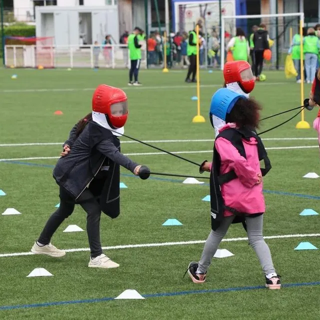 photo les élèves des écoles élémentaires ont pu s’essayer à l’escrime au complexe sportif lucien-mérignac, au lion-d'angers.  ©  ouest-france