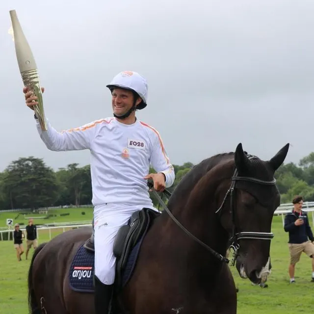 photo le cavalier nicolas touzaint était le dernier porteur de la flamme lors du relais du lion-d'angers, ce mardi 28 mai 2024.  ©  ouest-france