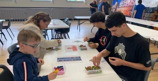 photo  petits et grands ont participé à la fresque de l’association brique mulsanne  &copy;  le maine libre 