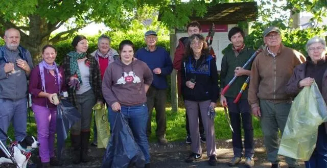 photo  les bénévoles avant le départ.  &copy;  le maine libre 