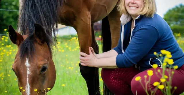photo  muriel et « surpri », en pleine gourmandise de prairie matinale.  &copy;  ouest-france 