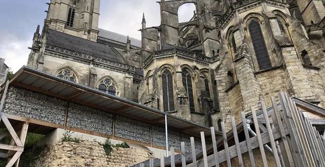 photo  des petits toits pour protéger l'enceinte romaine au pied de la cathédrale.  &copy;  ouest-france 