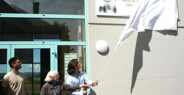 photo  l’enseigne est dévoilé par le petit-fils, édouard lalos.  &copy;  le maine libre 