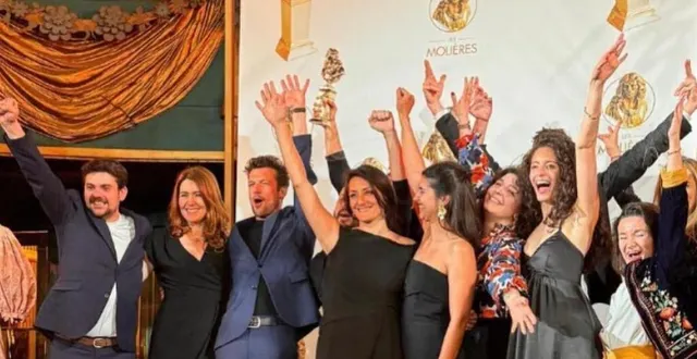 photo  l’ensemble de la distribution de la pièce 4 211 km après la cérémonie et les deux molières reçus. thomas drelon est à gauche de la photo.  &copy;  dr 