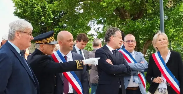 photo  les élus ont guidé leurs visiteurs vers le clos du presbytère où un travail sur la valorisation du patrimoine a été mené.  &copy;  ouest-france 