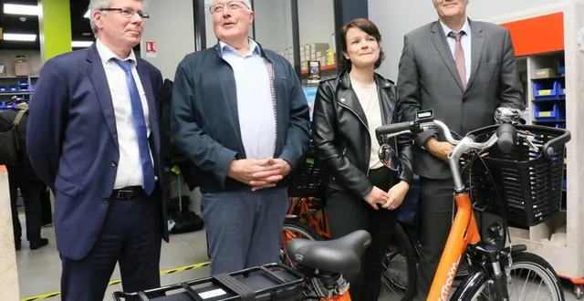 photo  marie-noëlle, une mancelle de 42 ans, a loué le 5 000e vélo de la setram.  &copy;  ouest-france. 