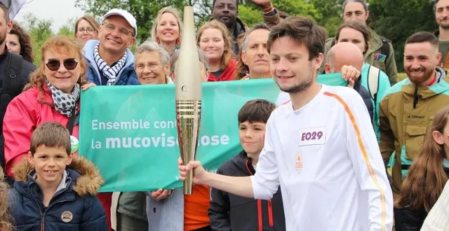 photo  le sabolien alexandre allain a porté la flamme olympique à sainte-suzanne-et-chammes, en mayenne.  &copy;  le maine libre 