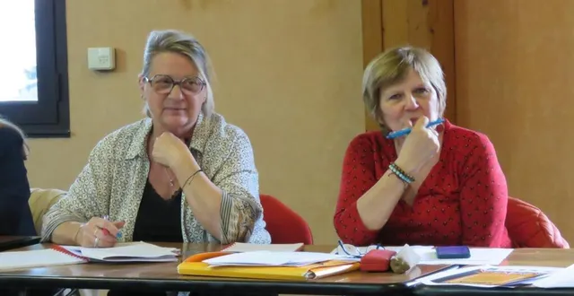 photo  anne plot, 2e adjointe, et marie-christine bouhours, 4e adjointe, lors du conseil municipal de mai.  &copy;  le maine libre 