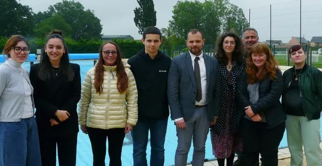 photo  fabrice goyer thierry entouré d’une partie de l’équipe en charge de la gestion de la piscine  &copy;  le maine libre 