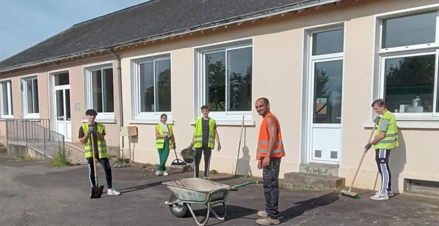photo  opération désherbage à saint-symphorien.  &copy;  archives ouest-france 