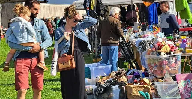 photo  le vide-greniers a autant attiré les exposants que les visiteurs.  &copy;  ouest-france 