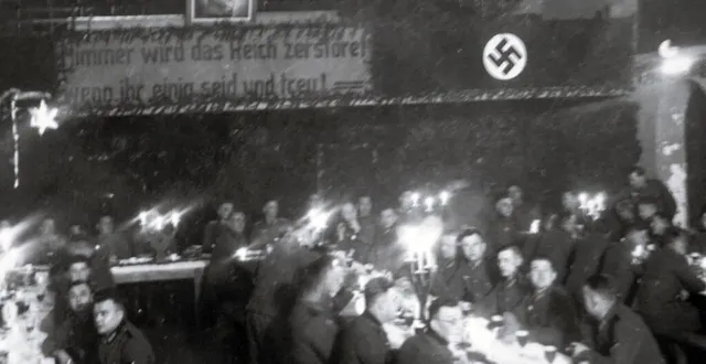 photo  des troupes allemandes dans le cinéma augustin-garnier de tinchebray (orne) fêtent noël en décembre 1940.  &copy;  collection privée 