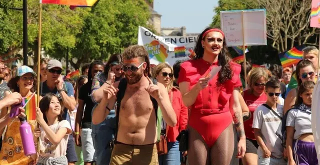 photo  après la marche des fiertés, un drag show se tiendra au parc de la providence à 19 h, entre différents concerts. en 2023, l’artiste plastique meta s’y était produit.  &copy;  archives ouest-france 
