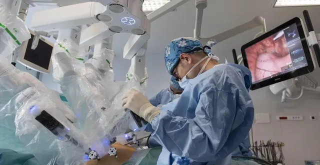 photo  les chirurgiens attendent avec impatience la mise en service du robot chirurgical. sur la photo, un chirurgien en action au chu de rennes.  &copy;  archives 