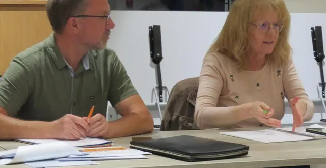 photo  stéphane champion, conseiller municipal qui conduit le groupe du travail sur le projet ombrières photovoltaïques à poser dans la commune, et jocelyne martin, conseillère déléguée, lors du conseil de mai à aigné.  &copy;  le maine libre 