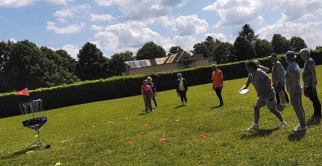 photo  michel besnard, vice-président de la retraite sportive en pays marollais, au lancer du disque.  &copy;  le maine libre 