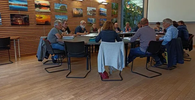 photo  andré trottet, maire, (troisième à gauche), en présence des membres du conseil municipal, lundi 27 mai 2024.  &copy;  ouest-france 