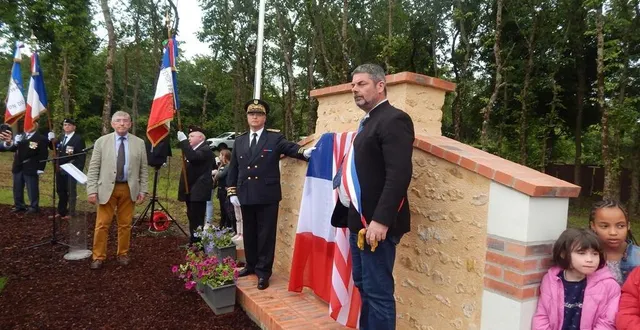 photo  en présence d’emmanuel aubry, préfet de la sarthe, la stèle marquant le 80e anniversaire du débarquement et de la libération de la france, a été inaugurée.  &copy;  le maine libre 
