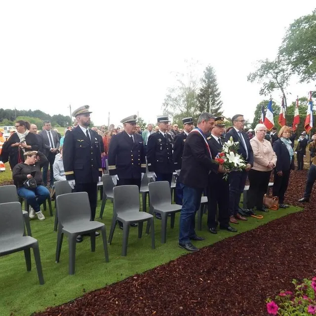 photo inauguration de la stèle du bombardier baby dumpling.  ©  le maine libre