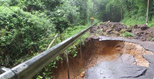 photo  la route départementale qui relie monceaux-au-perche à bizou, dans le perche ornais, est barrée à cause d’un effondrement de la chaussée.  &copy;  ouest-france 
