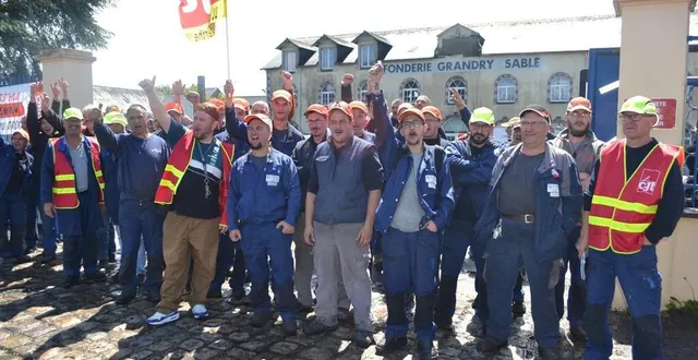 photo  la première réunion avec la direction, ce matin, n’a pas apaisé la tension à la fonderie grandry.  &copy;  le maine libre 