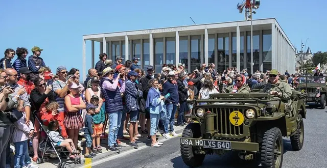 photo  le 4 juin 2023 à arromanches, dans le cadre du 79e anniversaire du débarquement, les touristes étaient nombreux à visiter le nouveau musée dédié à l’histoire du d-day.  &copy;  martin roche / ouest-france 