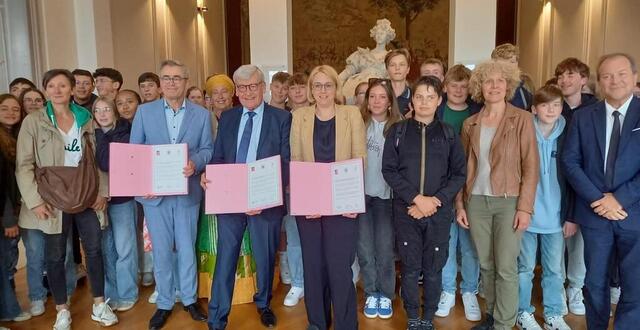 photo les maires d’angers, osnabrück et haarlem ont symboliquement signé un nouveau contrat de jumelage pour 60 ans. 