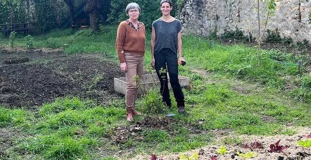 photo  martine georget et sarah sékaly en plein jardinage dans le nouveau jardin partagé.  &copy;  @val-au-perche 