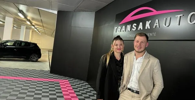 photo  laurena cauvin et maxime delabarre ont ouvert une agence transakauto à alençon (orne).  &copy;  ouest-france 