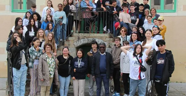 photo  parmi les jeunes accueillis par les collégiens du petit-versailles de la flèche (sarthe) : des croates et des inuits qui ont fait un petit périple depuis le groenland pour rejoindre la sarthe.  &copy;  ouest-france 