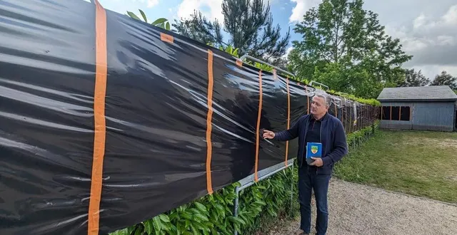 photo  jean-christophe rouxel, le maire de la landes-chasles (maine-et-loire), a installé des bâches agricoles en lieu et place des panneaux électoraux.  &copy;  ouest-france 