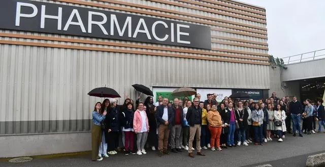 photo  plus d’une soixantaine de pharmaciens et préparateurs de commandes se sont réunis devant la pharmacie réquisitionnée de condé-sur-sarthe ce jeudi 30 mai.  &copy;  ouest france 