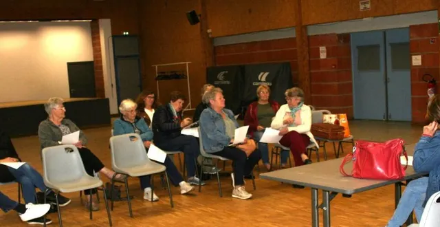photo  christelle lehoux, la présidente, donne les informations des futures manifestations à venir.  &copy;  le maine libre 